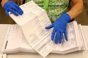 Латвийский Twitter: США выбирают между авантюристом и лгуньей