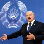 Лукашенко: мы закрываем границу грудью из-за роста поставок оружия с Украины