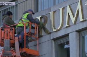 Со зданий в Нью-Йорке из-за протестов убрали фамилию Трампа