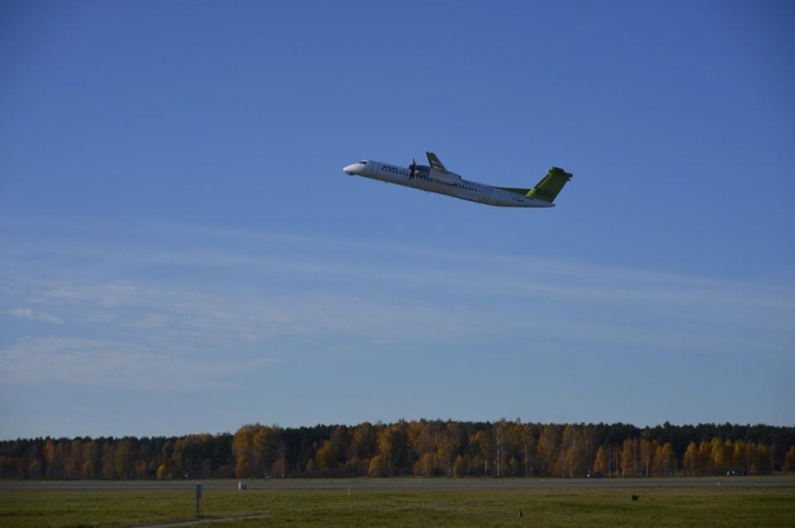 Новый самолет airBaltic не смог приземлиться в Париже