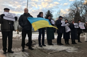 Конгресс украинцев устроил пикет из 11 человек у посольства РФ в Риге