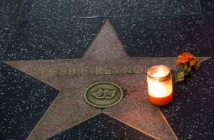 Дебби Рейнольдс умела на следующий день после смерти своей дочери Кэрри Фишер