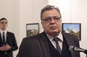 Последние минуты жизни посла Карлова и его убийцы попали на видео