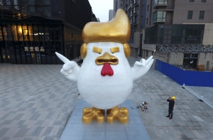 Китайцы сделали огромного петуха в виде Трампа
