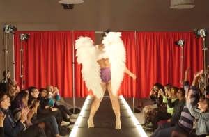 Обычные женщины воссоздали шоу Victoria’s Secret