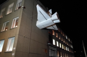 Власти Добеле рассказали, зачем украсили думу «врезавшимся» самолетом