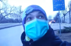 Юноша призывает народ «подняться с колен» и вернуть себе Латвию