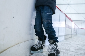 Пьяная мать на 6 часов «забыла» ребенка на катке