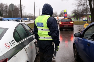 Полиция начинает рождественские рейды на дорогах Латвии