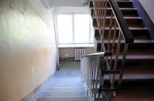 Зиепниекалнс: дошкольник плакал в подъезде, пока мама была в игральном зале