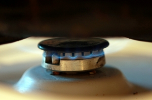 Не пытайтесь повторить: в Латгале женщина спалила волосы, прикурив от плиты