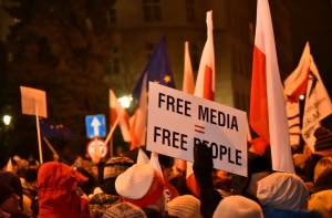 В Польше тысячи людей протестуют против ограничения свободы слова