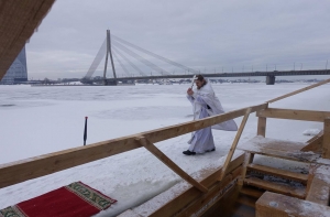 В Даугаве проходят крещенские купания (ПРЯМАЯ ТРАНСЛЯЦИЯ)