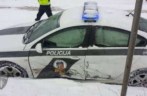 ДТП на заснеженных дорогах: в Сигулде в аварию попал полицейский Opel