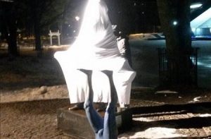 Пушкин в простыне: деградация или творчество?