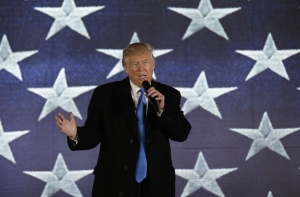 Индийский художник слепил из песка поздравление Дональду Трампу