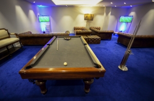 Мать обыскалась сына: 9-летний мальчик забрел в бильярдный клуб