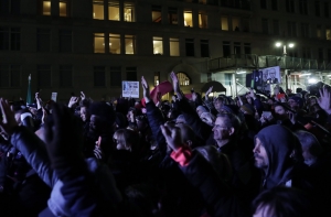 Последние часы до инаугурации: звезды Голливуда вышли на митинг против Трампа