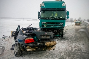 Трагическая авария на Баусском шоссе: фура подмяла под себя BMW