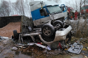 Серьезное ДТП в Риге: грузовик смял легковушку, спасателям пришлось поработать