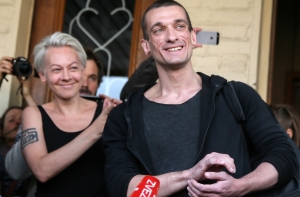 Художник Павленский покинул Россию из-за обвинений в изнасиловании