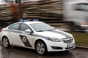 Сильно пьяный полицейский попал в аварию на служебной машине