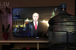 На портале ss.lv продают воду, «заряженную» Путиным и Ушаковым