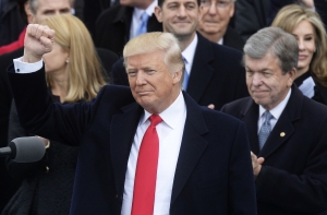 Трамп хозяйничает в Белом доме: бюст Кинга сменил Черчилль