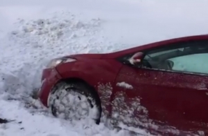 Машина в кювете: парень показал последствия «черного льда» на дорогах