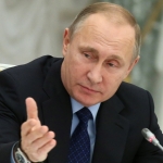 Путин спел под гитару со студентами МГУ