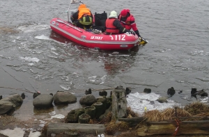 Bezvēsts.lv: найден провалившийся под лед рыбак, но тело поднять пока не удается