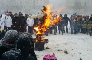 Как рижане зиму провожали: маски-шоу, поедание блинов, сжигание чучела