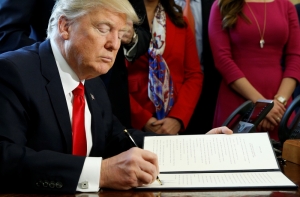 Первая неудача на посту президента США: иммиграционный указ Трампа заблокирован