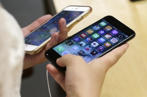 Apple научит экран распознавать отпечатки пальцев