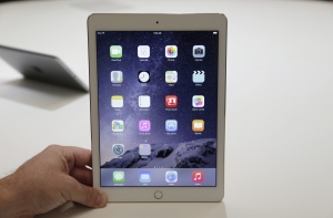 Двухлетний мальчик запер папу на балконе ради игры на iPad