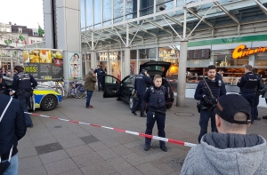 В Германии водитель машины умышленно врезался в группу людей