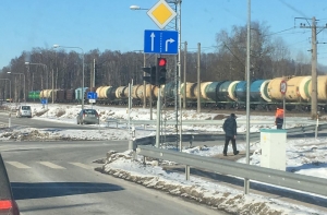 В Кегумсе столкнулись машина и поезд: есть погибшие