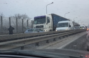 Авария в Риге на Ульманя гатве: образуется пробка