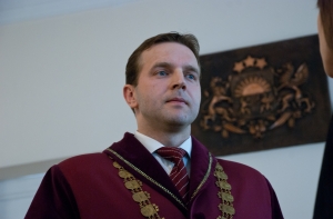 Председатель Конституционного суда: надо учитывать мнение народа!