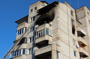 Пожар в Даугавпилсе: в огне сгорел мужчина, женщина выпрыгнула из окна