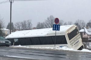 Серьезное ДТП в Сигулде: автобус съехал в кювет