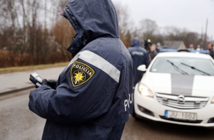 Автоводителей хотят обязать давать документы полицейским «в руки»