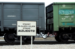 В Видземе поезд смертельно травмировал женщину