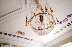 Очередное ЧП в Рижском замке: теперь рухнула люстра