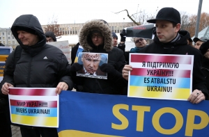 У посольства России проведена акция протеста: руки прочь от Украины!