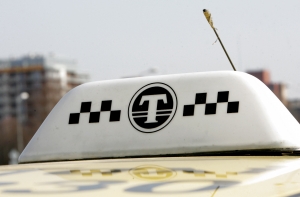 Словесная перепалка двух таксистов закончилась дракой