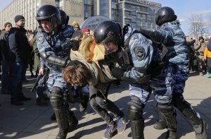 Кремль прокомментировал действия властей на несогласованных митингах