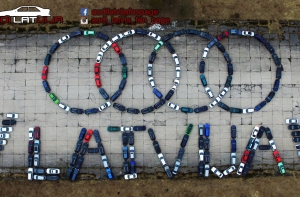 Владельцы Audi ответили клубу Mercedes и устроили в Риге свой флешмоб