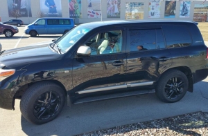 Автовладелец в присутствии полиции содрал тонирующую пленку с машины