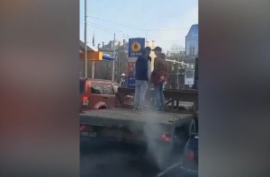 Трое парней прокатились по центру Риги «верхом» на грузовике